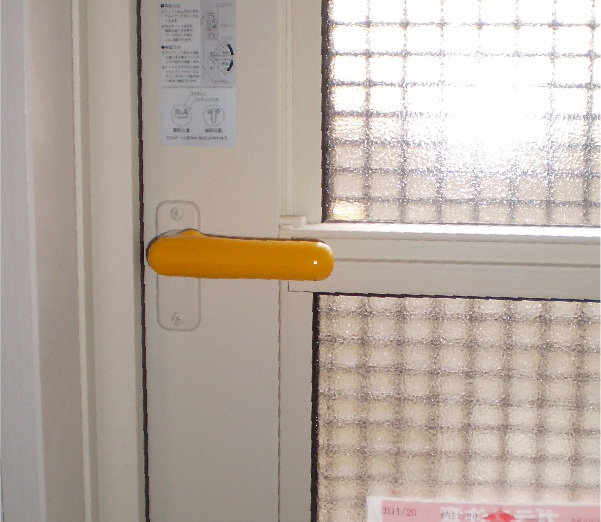 扉開閉時のドアノブの汚れや傷を防ぐ保護カバー